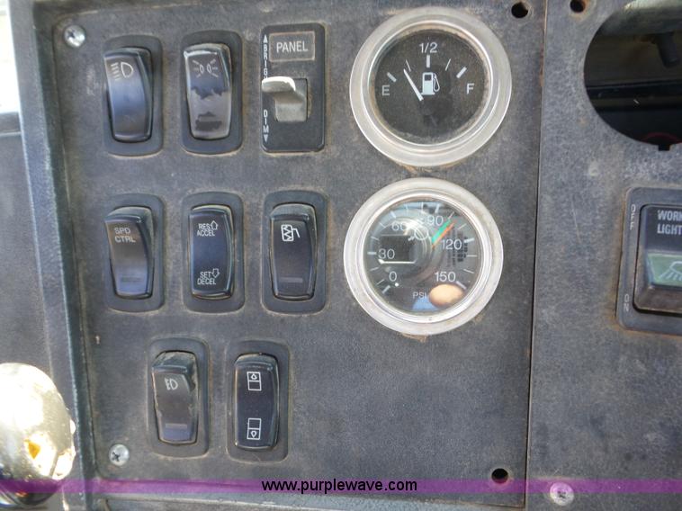 image for item J8739 2002 Mack RD688S semi truck