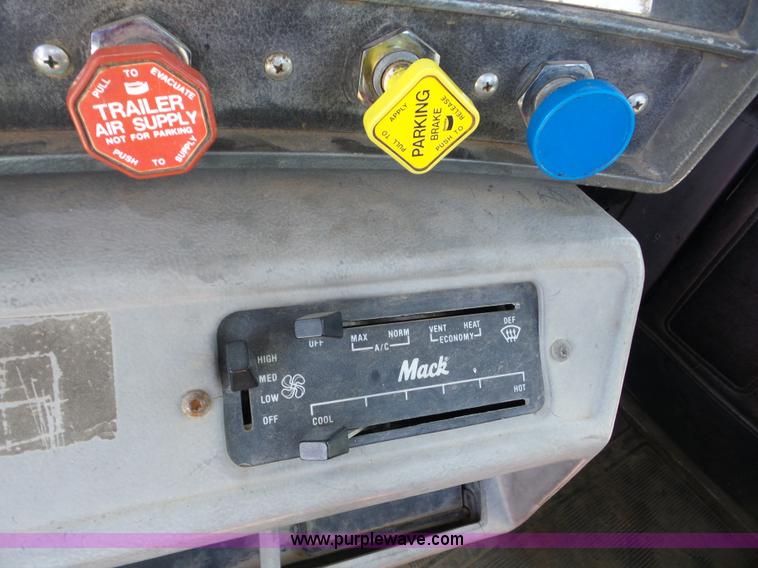 image for item J8739 2002 Mack RD688S semi truck