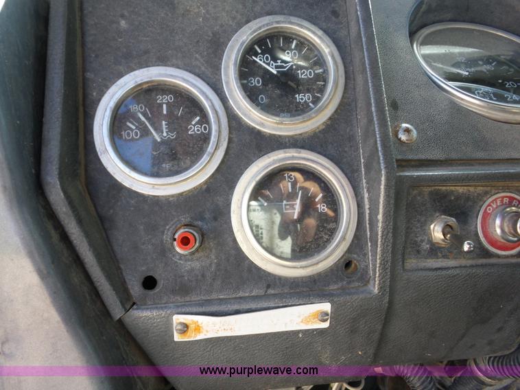 image for item J8739 2002 Mack RD688S semi truck