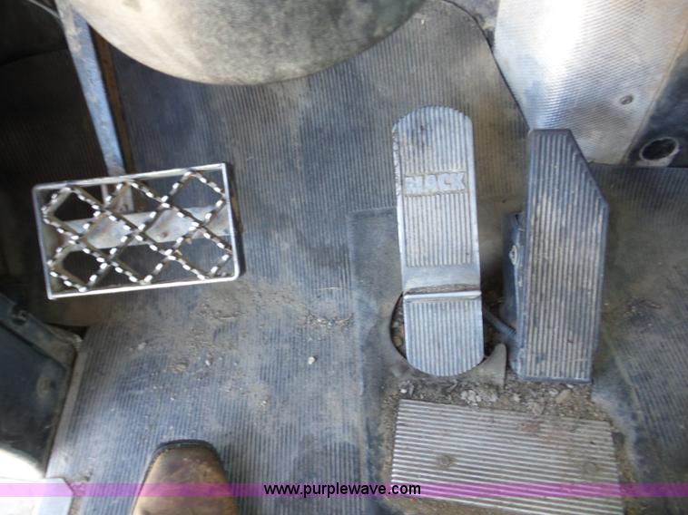 image for item J8739 2002 Mack RD688S semi truck