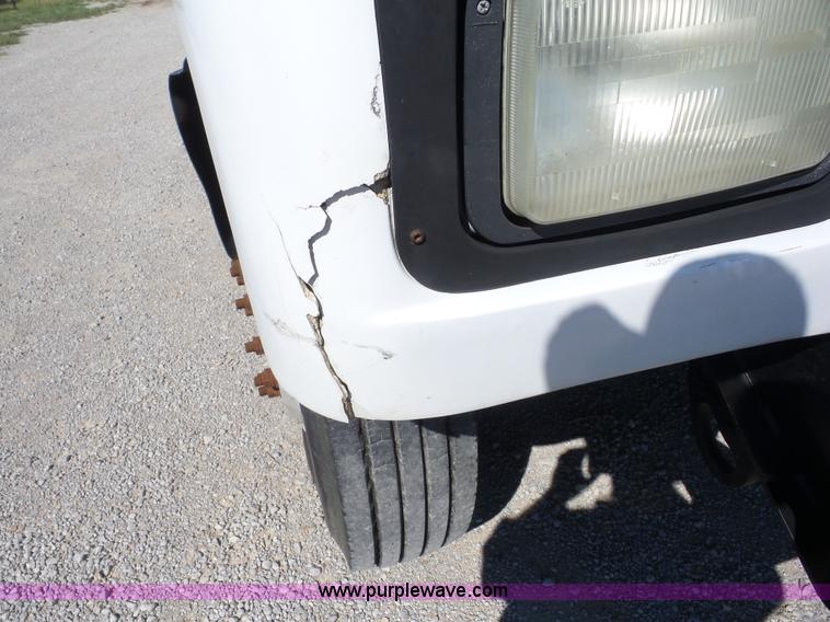 image for item J8739 2002 Mack RD688S semi truck