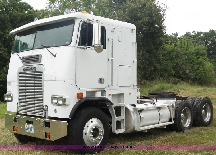 image for item K1613 1989 Freightliner FLA semi truck