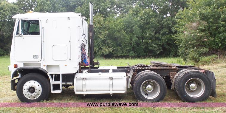 image for item K1613 1989 Freightliner FLA semi truck