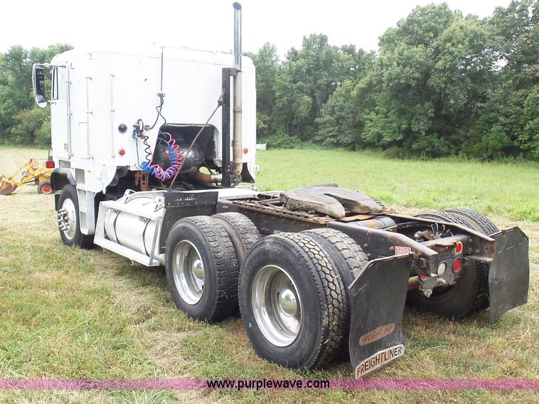 image for item K1613 1989 Freightliner FLA semi truck