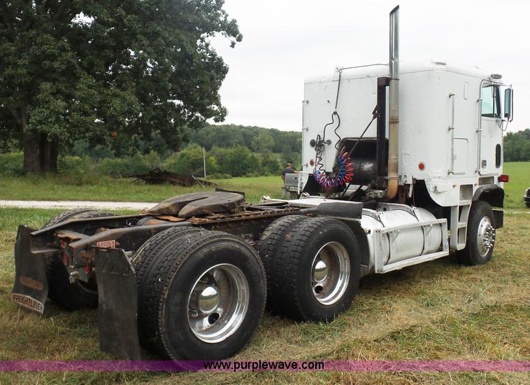 image for item K1613 1989 Freightliner FLA semi truck