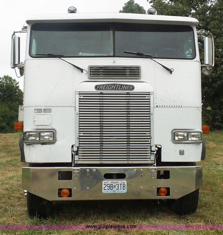 image for item K1613 1989 Freightliner FLA semi truck