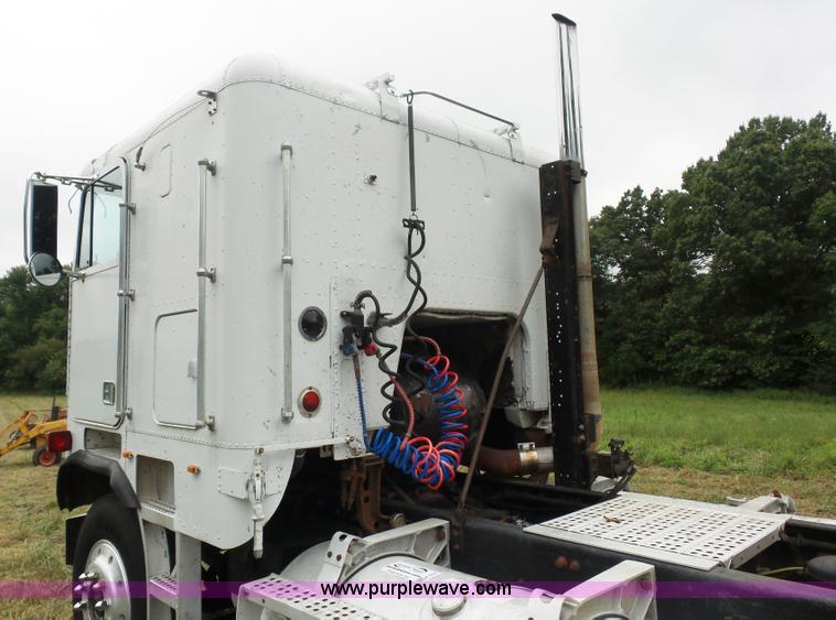 image for item K1613 1989 Freightliner FLA semi truck