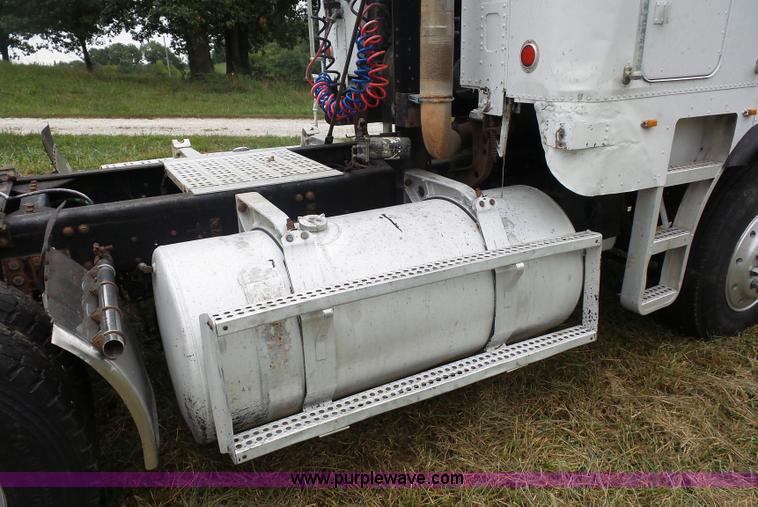 image for item K1613 1989 Freightliner FLA semi truck