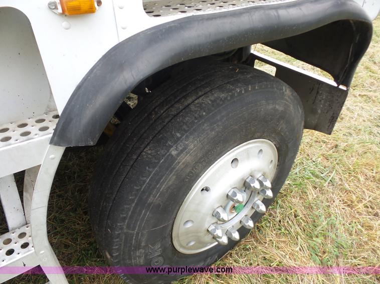 image for item K1613 1989 Freightliner FLA semi truck