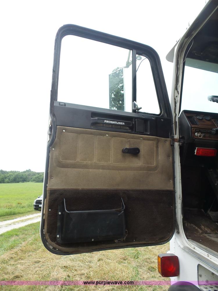 image for item K1613 1989 Freightliner FLA semi truck