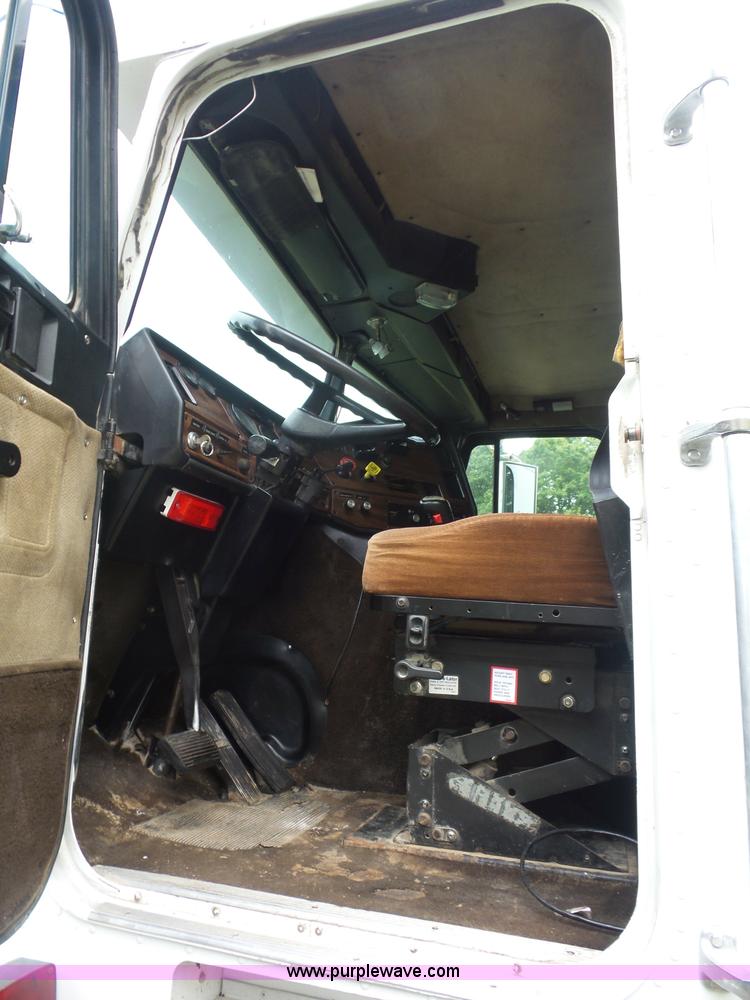 image for item K1613 1989 Freightliner FLA semi truck