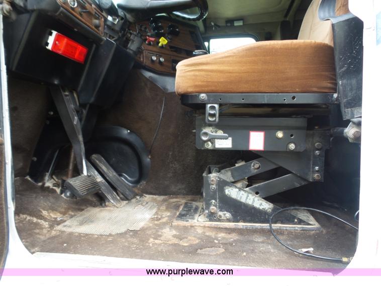 image for item K1613 1989 Freightliner FLA semi truck