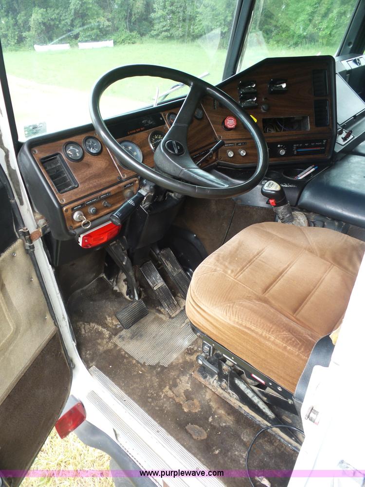 image for item K1613 1989 Freightliner FLA semi truck