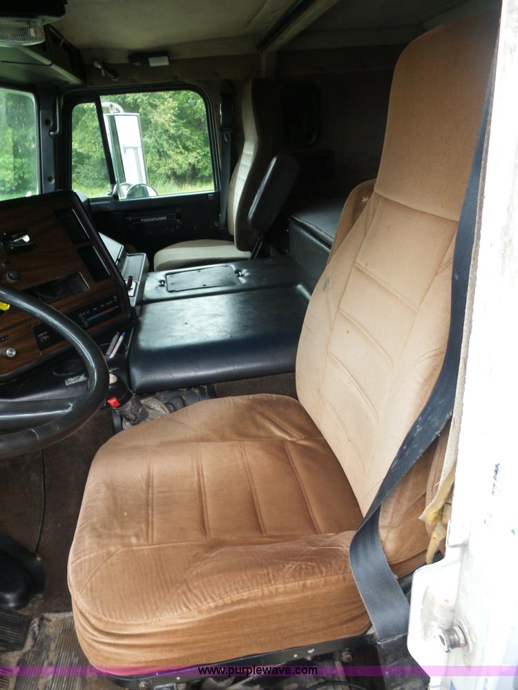 image for item K1613 1989 Freightliner FLA semi truck