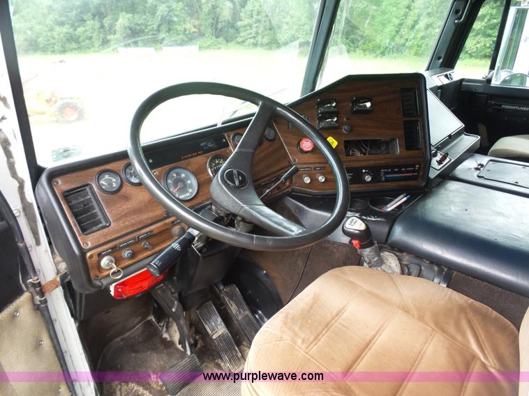 image for item K1613 1989 Freightliner FLA semi truck
