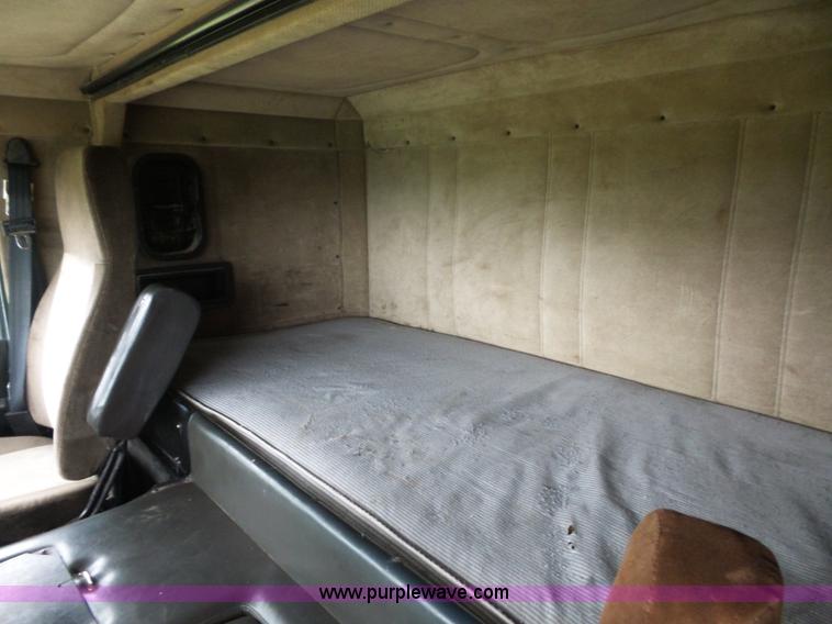 image for item K1613 1989 Freightliner FLA semi truck