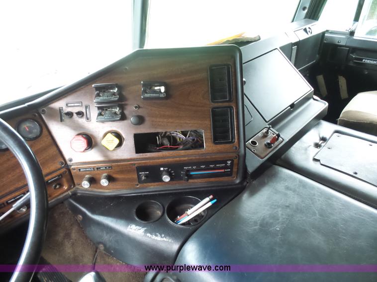 image for item K1613 1989 Freightliner FLA semi truck