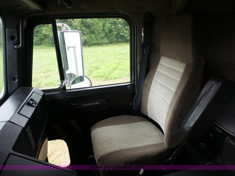 image for item K1613 1989 Freightliner FLA semi truck