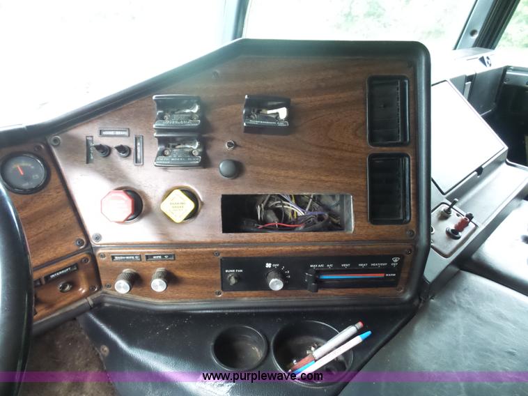 image for item K1613 1989 Freightliner FLA semi truck