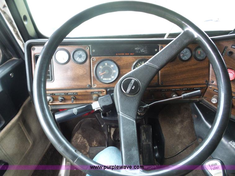 image for item K1613 1989 Freightliner FLA semi truck