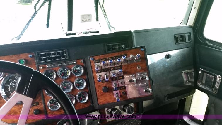 image for item K1685 1999 Kenworth W900 semi truck