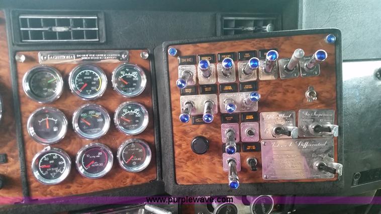 image for item K1685 1999 Kenworth W900 semi truck