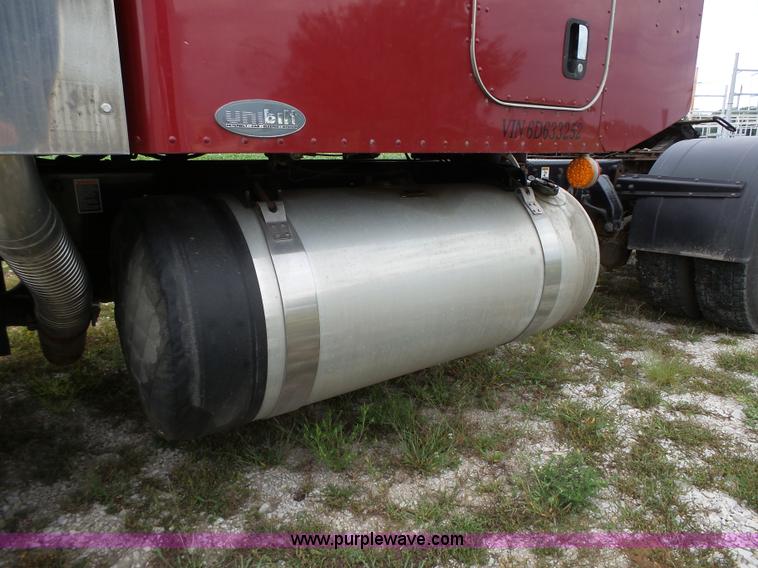image for item K2151 2006 Peterbilt 379 semi truck