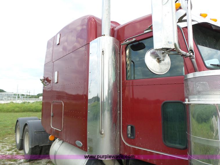 image for item K2151 2006 Peterbilt 379 semi truck