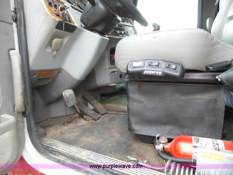 image for item K2151 2006 Peterbilt 379 semi truck