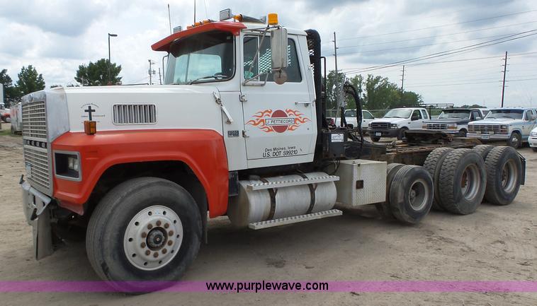 image for item K2166 1986 Ford LTL9000 semi truck
