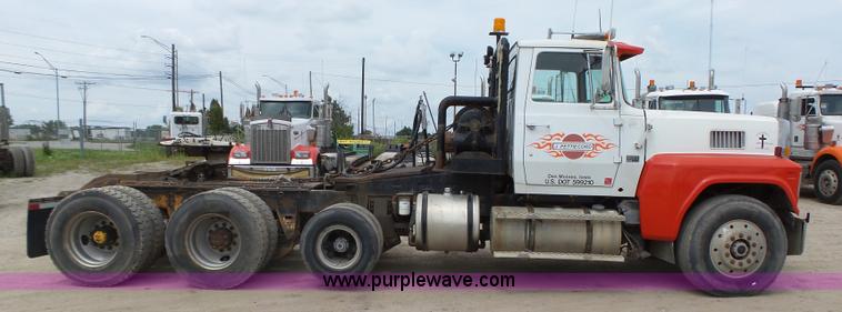 image for item K2166 1986 Ford LTL9000 semi truck