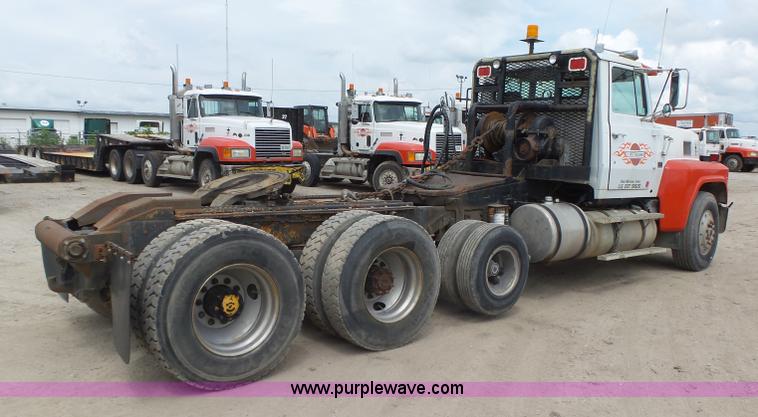 image for item K2166 1986 Ford LTL9000 semi truck