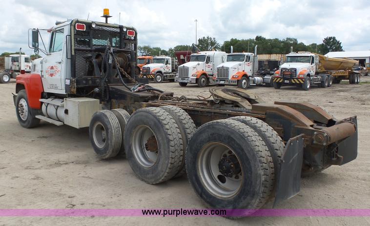 image for item K2166 1986 Ford LTL9000 semi truck