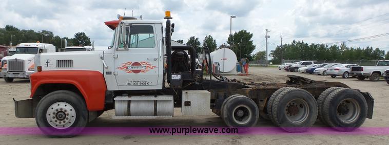 image for item K2166 1986 Ford LTL9000 semi truck