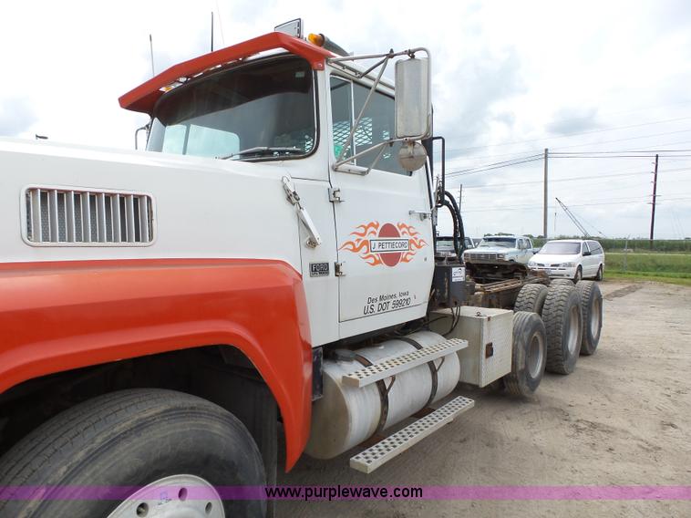 image for item K2166 1986 Ford LTL9000 semi truck