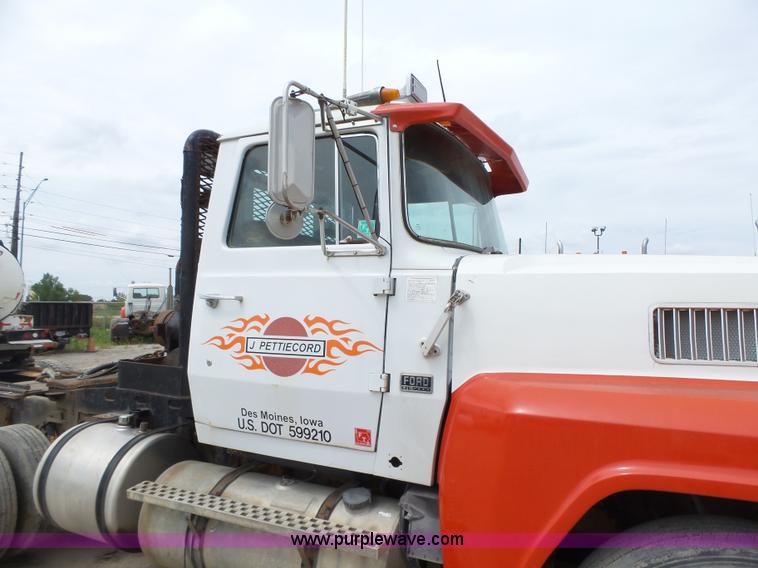 image for item K2166 1986 Ford LTL9000 semi truck