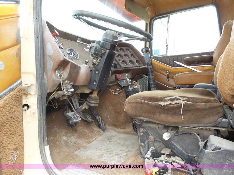 image for item K2166 1986 Ford LTL9000 semi truck