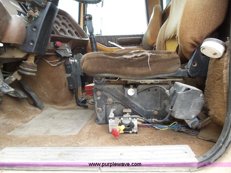 image for item K2166 1986 Ford LTL9000 semi truck