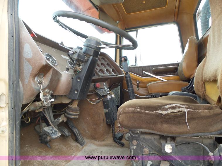 image for item K2166 1986 Ford LTL9000 semi truck