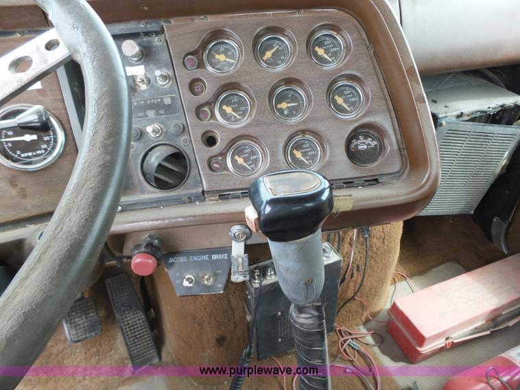 image for item K2166 1986 Ford LTL9000 semi truck