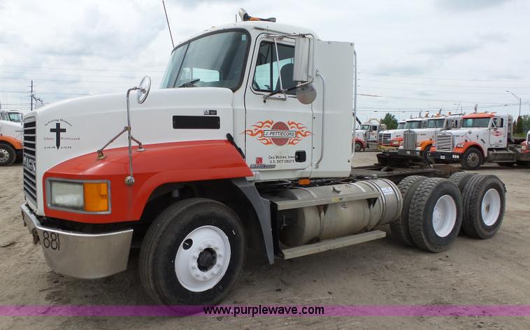 image for item K2167 2002 Mack CH613 semi truck