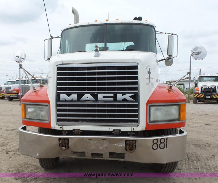 image for item K2167 2002 Mack CH613 semi truck