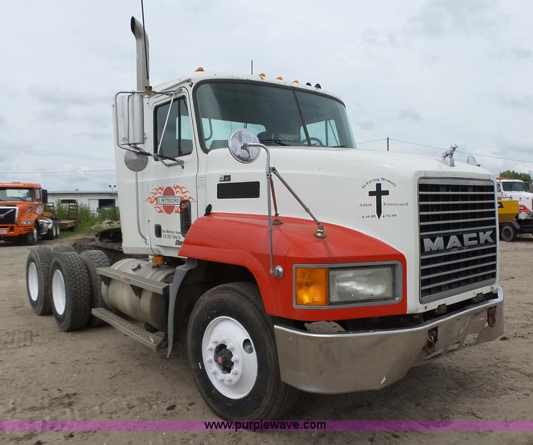 image for item K2167 2002 Mack CH613 semi truck