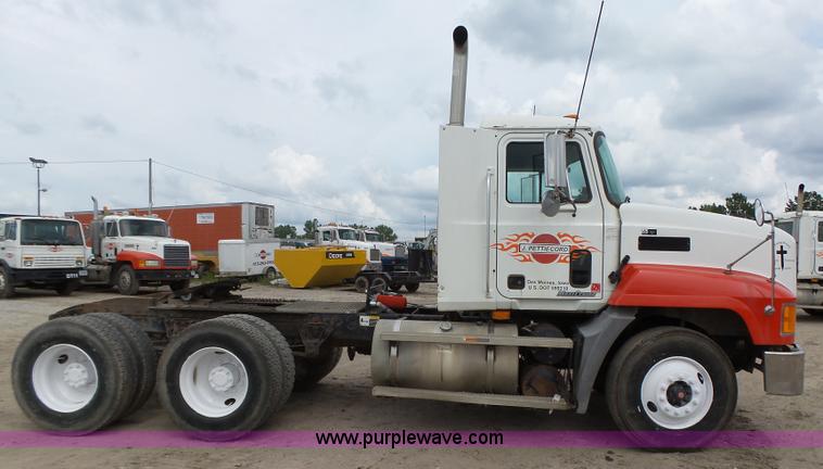image for item K2167 2002 Mack CH613 semi truck