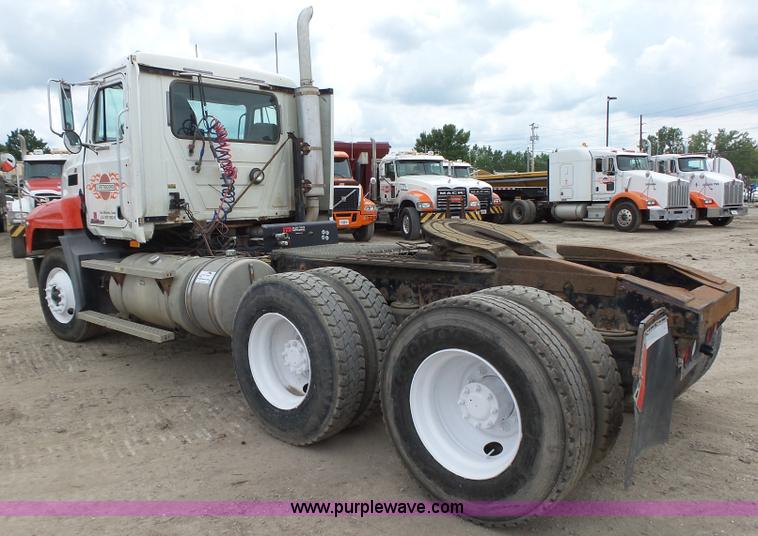 image for item K2167 2002 Mack CH613 semi truck