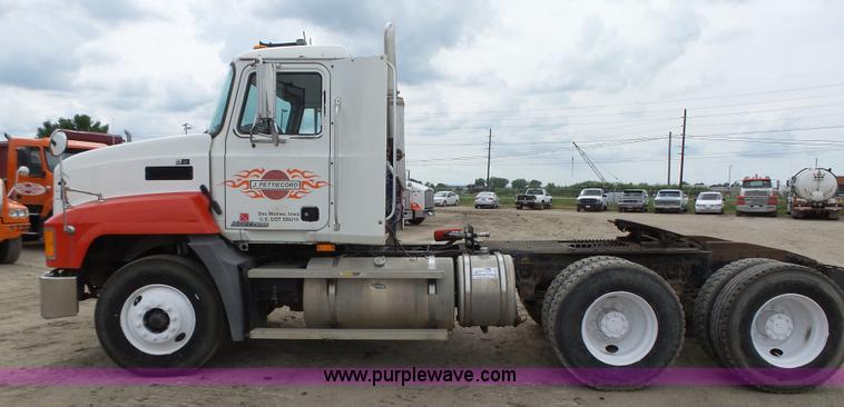 image for item K2167 2002 Mack CH613 semi truck