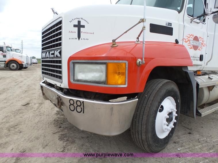 image for item K2167 2002 Mack CH613 semi truck