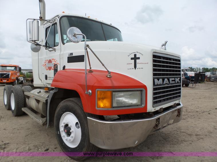 image for item K2167 2002 Mack CH613 semi truck