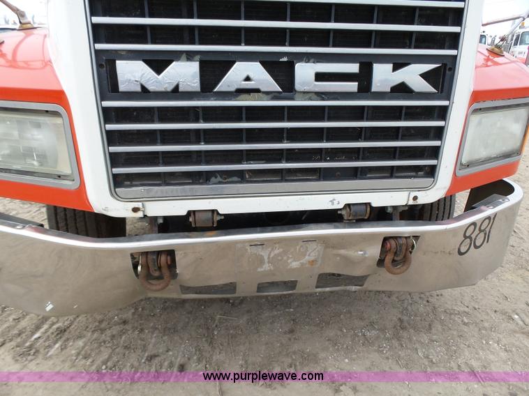 image for item K2167 2002 Mack CH613 semi truck