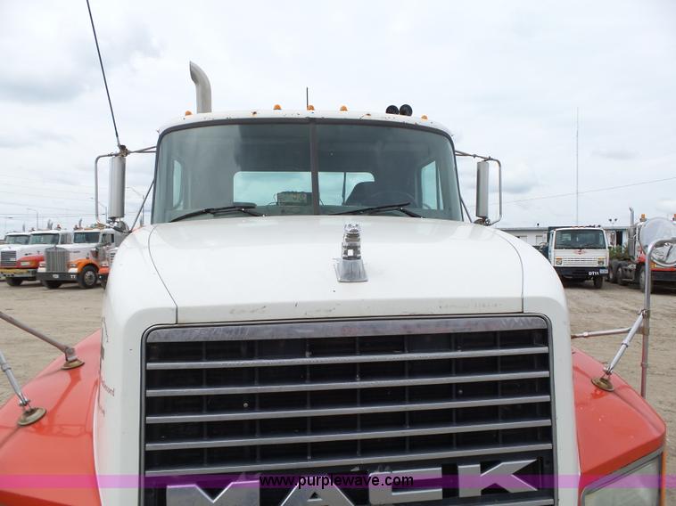 image for item K2167 2002 Mack CH613 semi truck